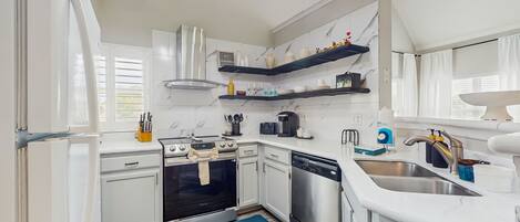 Frigorifero, microonde, forno, piano cottura