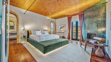 خزنة داخل الغرفة وستائر تعتيم وواي فاي مجانًا