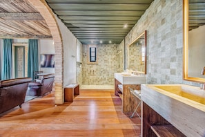 Suite Royale, vue jardin | Salle de bain | Douche, sèche-cheveux, chaussons, serviettes fournies