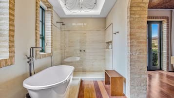 Suite Premium, vistas al jardín | Baño | Ducha, secador de pelo, zapatillas y toallas