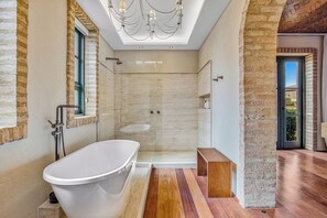 Suite Premium, vistas al jardín | Baño | Ducha, secador de pelo, zapatillas y toallas