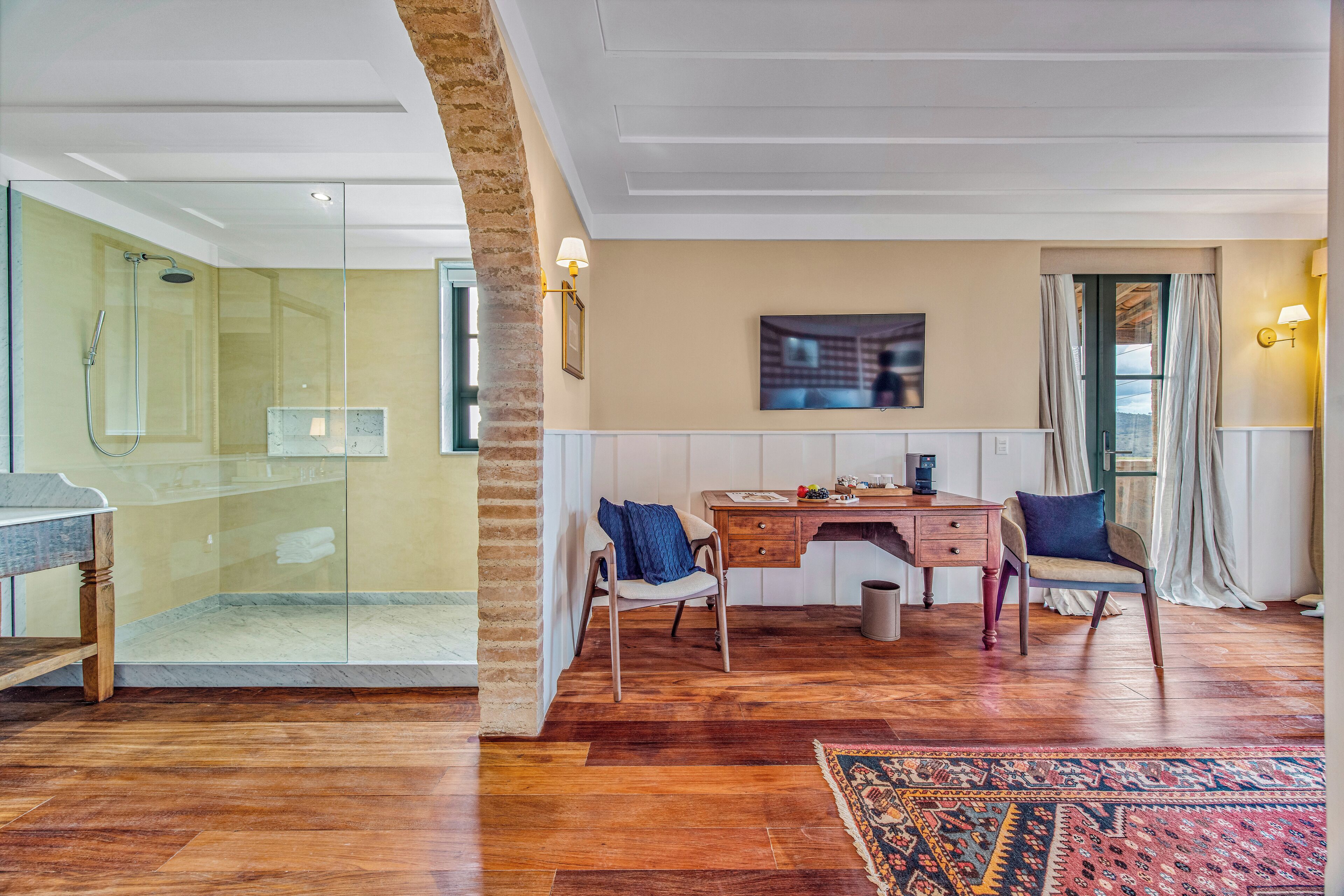 Ducha, secador de pelo, pantuflas, toallas