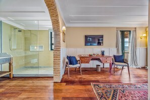 Ducha, secador de pelo, pantuflas, toallas