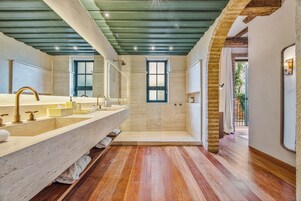 Suíte júnior, vista para o jardim | Banheiro | Chuveiro, secador de cabelo, chinelos, toalhas de banho