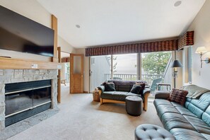 Télévision, cheminée