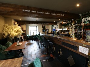 Bar (on property) - Cosy Cottage 2 (Durham)