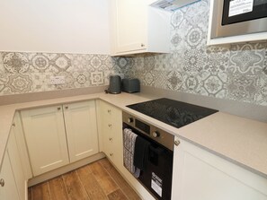 Dishwasher, cookware/dishes/utensils - Cosy Cottage 3 (Durham)