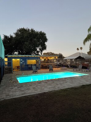 Alberca al aire libre y alberca climatizada