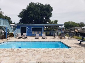 Una piscina al aire libre, una piscina climatizada