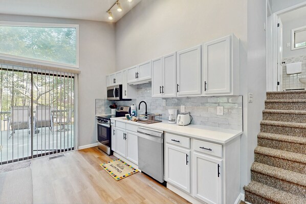 Kühlschrank, Mikrowelle, Ofen, Herdplatte