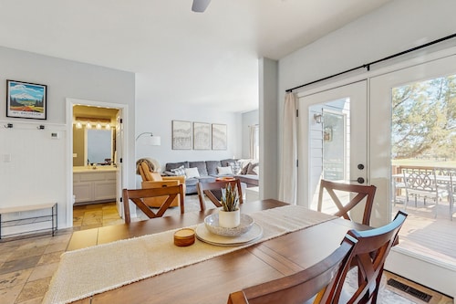 Cozy Townhouse Overlooking 1st Tee - access to Eagle Crest Resort, Sports Center