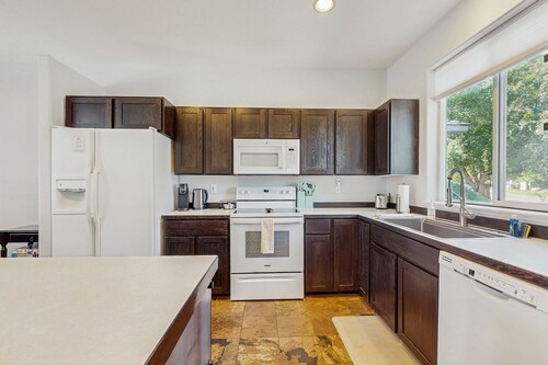 Cozy Townhouse Overlooking 1st Tee - access to Eagle Crest Resort, Sports Center