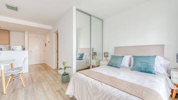Tabla de planchar con plancha, cunas, wifi gratis y ropa de cama
