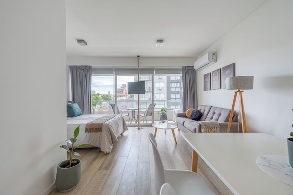 En 32-tommers smart-TV med kabel-kanaler