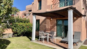 A modern house with a patio, a dining area, and a covered outdoor seating area. - Villa Horizon Salobre 7 (San Bartolomé de Tirajana)