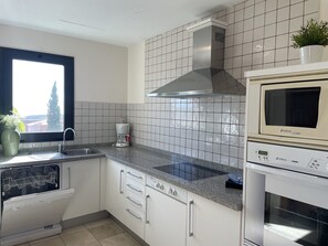 電子レンジ、食器洗い機、コーヒー / ティーメーカー、調理器具と食器