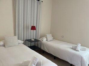 2 室のベッドルーム、ベビーベッド、ベッドシーツ