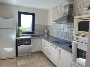 Mikrowelle, Geschirrspüler, Wasserkocher mit Kaffee-/Teezubehör