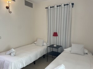 2 Schlafzimmer, Babybetten, Bettwäsche