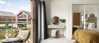 Mirrors Edge - Hot Tub, Spa & Dog-Friendly Stay