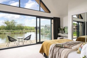 4 bedrooms, iron/ironing board, WiFi, bed sheets - Mirrors Edge - Hot Tub, Spa & Dog-Friendly Stay (Somerford Keynes)