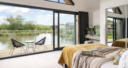 Mirrors Edge - Hot Tub, Spa & Dog-Friendly Stay