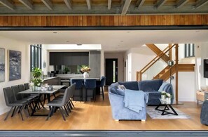 تلفزيون، مدفأة، ستيريو، مكتب