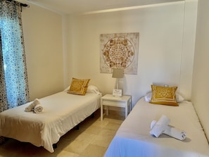 3 chambres, lits bébé (en supplément), draps fournis