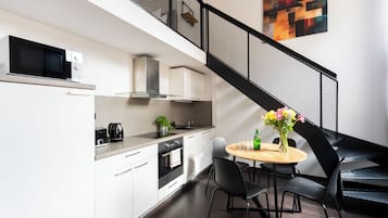 Classic-Apartment, Blick auf den Innenhof | Wohnbereich | 40-Zoll-Plasmafernseher mit Kabelempfang