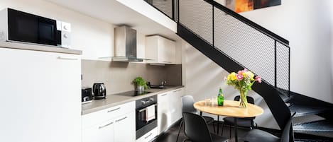 クラシック アパートメント コートヤードビュー | リビング エリア | 40 インチのプラズマテレビ (ケーブル放送視聴可)