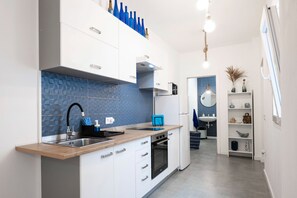 Mikrowelle, Wasserkocher mit Kaffee-/Teezubehör