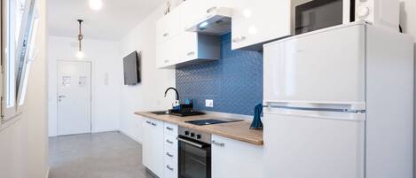 Mikrowelle, Wasserkocher mit Kaffee-/Teezubehör