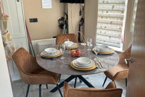 Dining - Lavish 3 story house: Deluxe Double Room with Shower (Dagenham)