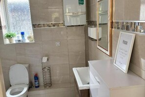 Shower, towels, soap, toilet paper - Lavish 3 story house: Deluxe Double Room with Shower (Dagenham)