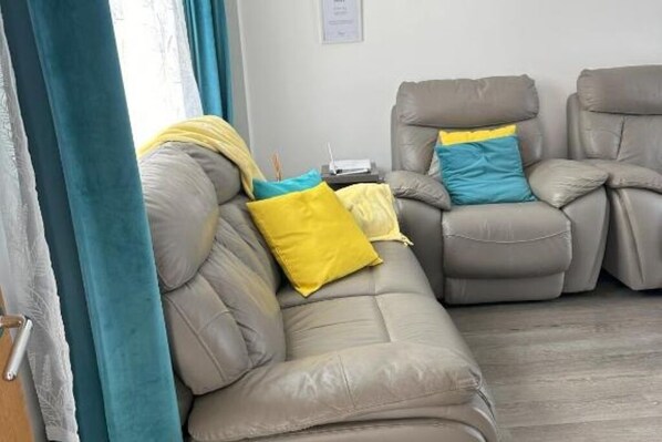 Living area - Lavish 3 story house: Deluxe Double Room with Shower (Dagenham)