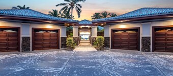 KBM Resorts | FREE CAR | Oceanfront | NEW Premium 4 Bedroom Villa with in-home Movie Theater and Private Pool and Hot Tub, A/C! Hale Nani at Kolea Kai