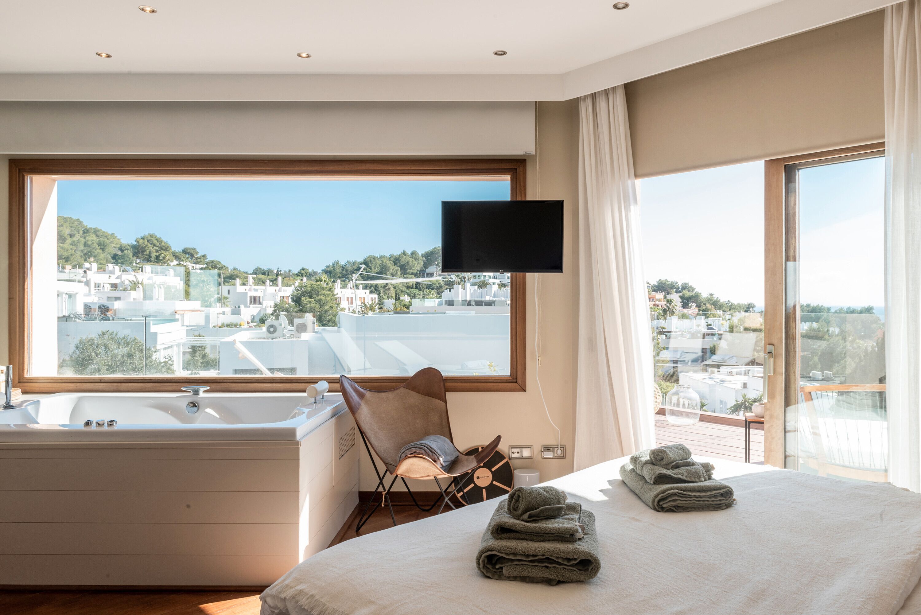 5 chambres, fer et planche à repasser, Wi-Fi, draps fournis