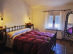 3 bedrooms, iron/ironing board, bed sheets