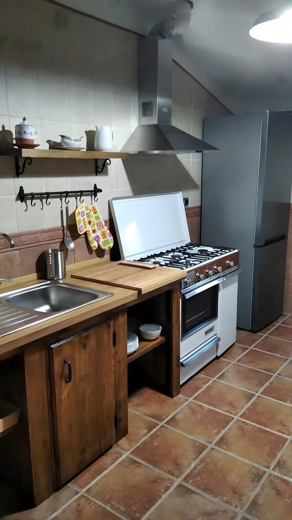 Refrigerador, microondas, parrilla de estufa y cafetera y tetera 