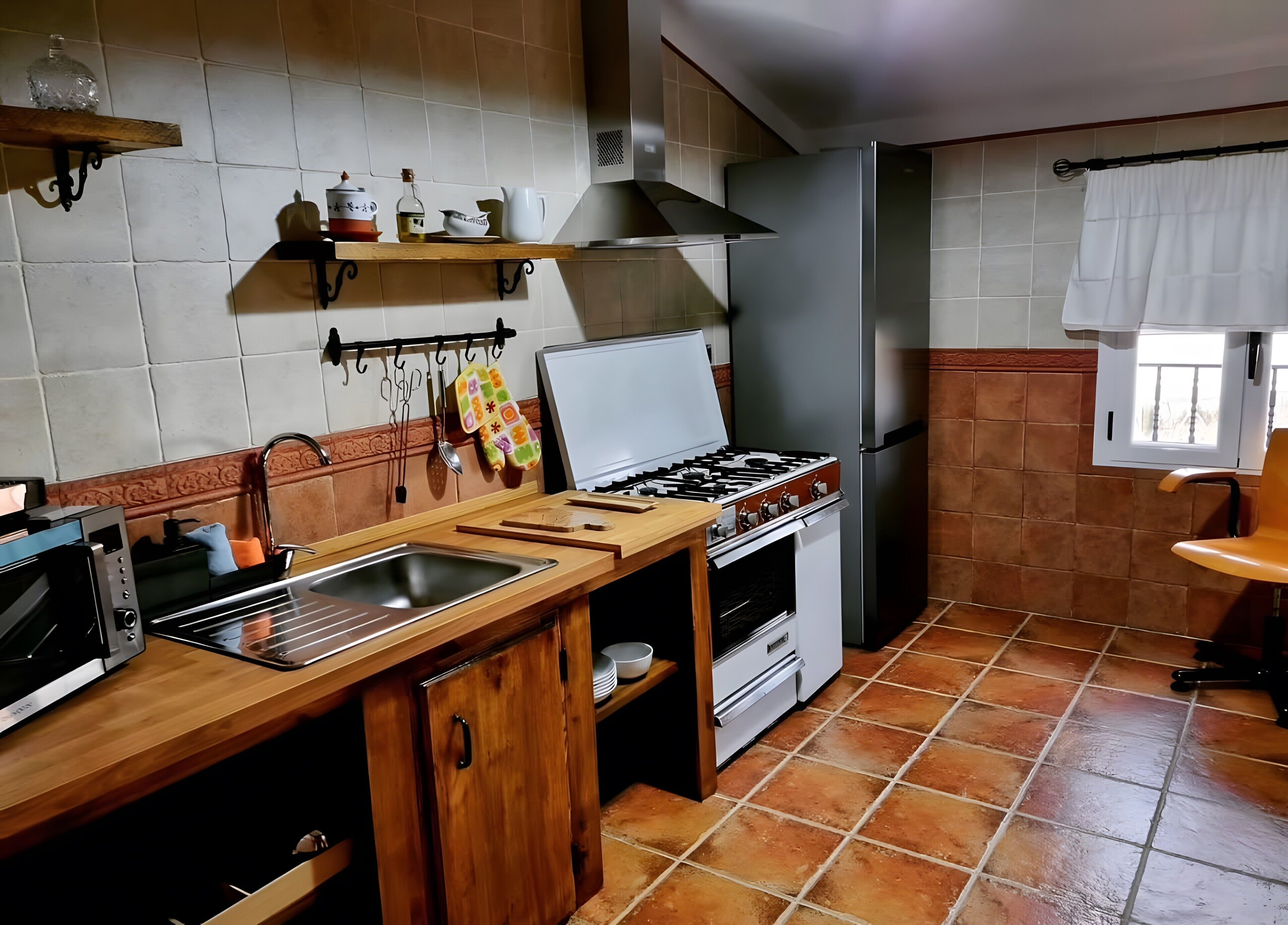 Réfrigérateur, micro-ondes, plaque de cuisson, cafetière/bouilloire