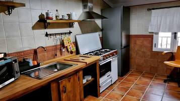 Réfrigérateur, micro-ondes, plaque de cuisson, cafetiÚre/bouilloire