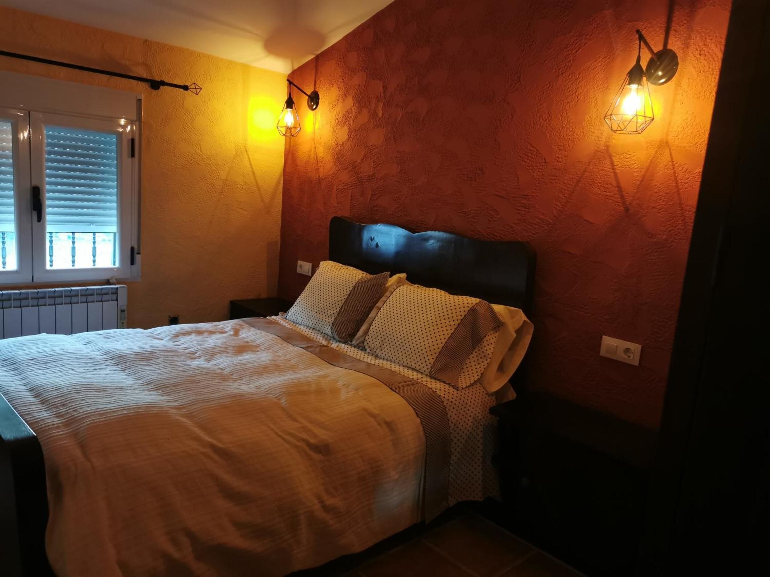 3 habitaciones, tabla de planchar con plancha y ropa de cama 