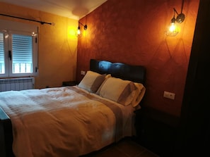 3 bedrooms, iron/ironing board, bed sheets