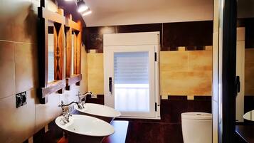 Douche, sĂšche-cheveux, serviettes fournies