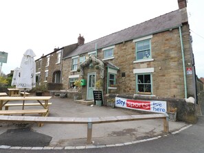 Outdoor dining - Spacious Cottage Number 5 (Durham)