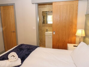 1 makuuhuone, yksilöllisesti sisustettu, yksilöllisesti kalustettu