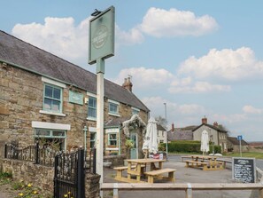 Outdoor dining - Cosy Cottage 4 (Durham)