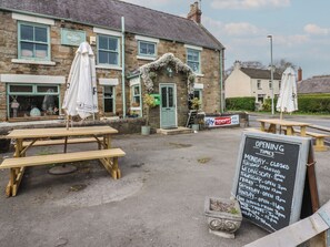 Outdoor dining - Cottage 9 (Durham)