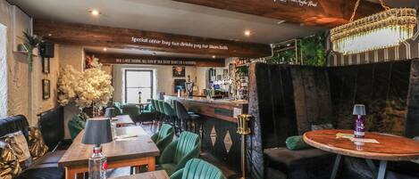 Bar (trong khuôn viên)