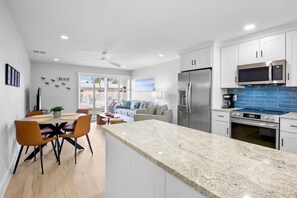 Kylskåp, mikrovågsugn, ugn och spishäll